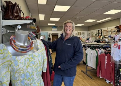Volunteer in shop