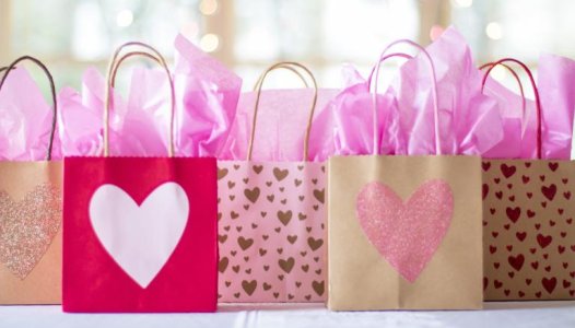 A table full of gift bags with hearts on