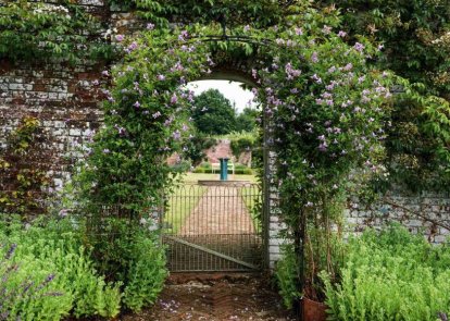 Garden with archway in wall