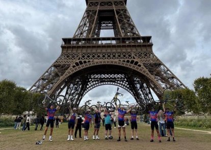 Cyclists in front of the Eiffel Tower