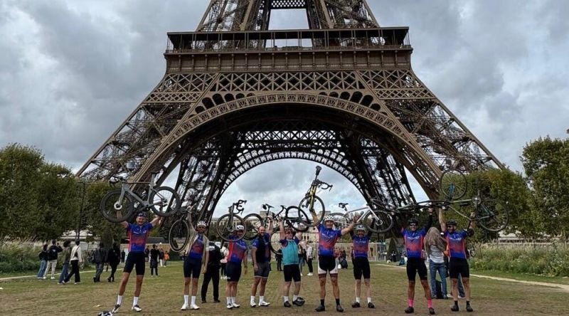 Cyclists in front of the Eiffel Tower