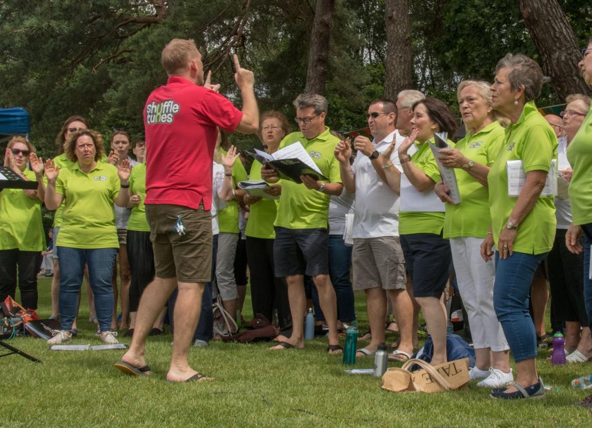 Phyllis Tuckwell - Shuffle Tunes Big Christmas Singing Bash*