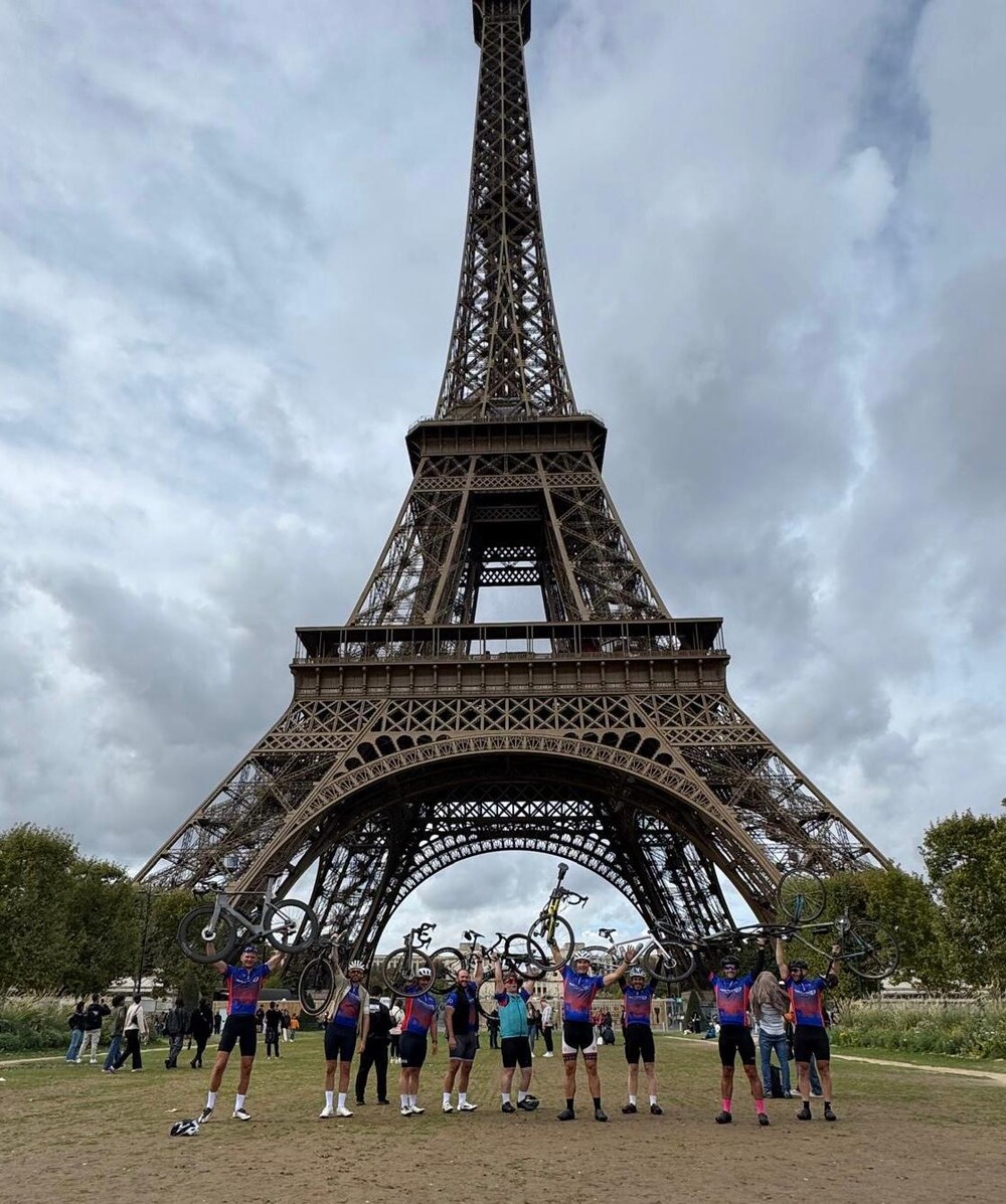 Cyclists in front of the Eiffel Tower